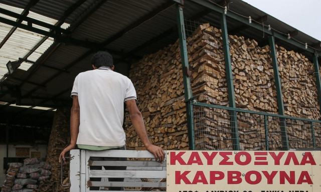 Ενεργειακή κρίση: Στροφή στις ξυλόσομπες αλλά... απλησίαστες φέτος – Γιατί αυξήθηκε 50% η τιμή τους
