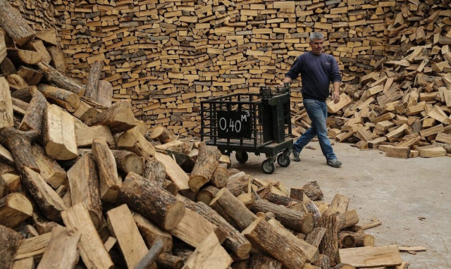 Τιμές «φωτιά» για σόμπες, καυσόξυλα και πέλετ