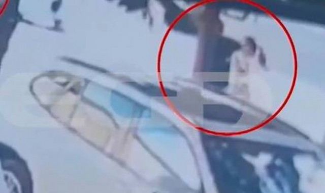 Βίντεο ντοκουμέντο: Καρέ-καρέ η επίθεση ανηλίκων σε γυναίκα στη Νέα Φιλαδέλφεια