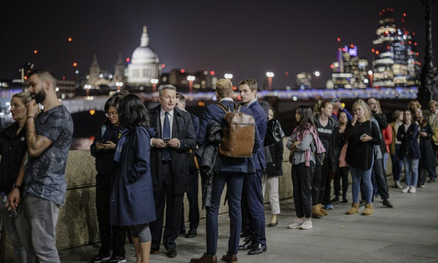 Ελισάβετ: Τα Λονδίνο ξενύχτησε στους δρόμους – Ένα εκατομμύριο κόσμος στο λαϊκό προσκύνημα (LIVE)