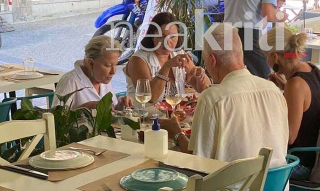 Στο Ηράκλειο η ηθοποιός Μπέττι Μίντλερ: Επισκέφθηκε την Κνωσσό και γεύτηκε την κρητική κουζίνα