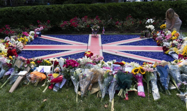 Βασίλισσα Ελισάβετ: Με αεροπλάνα στέλνουν οι Τούρκοι λουλούδια στο Λονδίνο λόγω τεράστιας ζήτησης