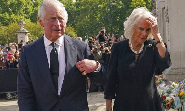 Καμίλα: Με σπασμένο το δάχτυλο του ποδιού της εκτελεί τα καθήκοντά της - Πότε τραυματίστηκε