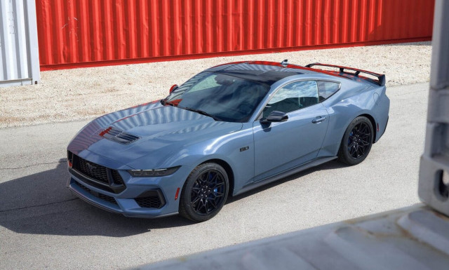 Η νέα Ford Mustang συνεχίζει παραδοσιακά