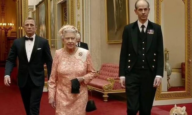 Ελισάβετ: Ο ψηλός Πολ - Ο άνθρωπος που ήξερε όλα τα μυστικά της Βασίλισσας επί 44 χρόνια