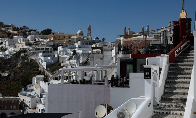 Σαντορίνη: Δάσκαλοι κοιμούνται σε... θρανία, σκηνές και αυτοκίνητα γιατί δεν βρίσκουν να νοικιάσουν!