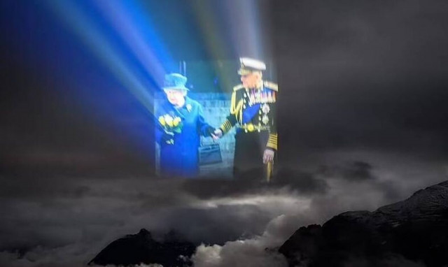 Η Ελισάβετ και ο Φίλιππος, μαζί ανάμεσα στα σύννεφα: Ο συγκινητικός φόρος τιμής στην Ελβετία (pics)