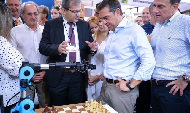 Στα περίπτερα της ΔΕΘ ο Τσίπρας: Η γραβάτα, οι φανέλες του ΠΑΟΚ και η μπύρα που δεν ήπιε