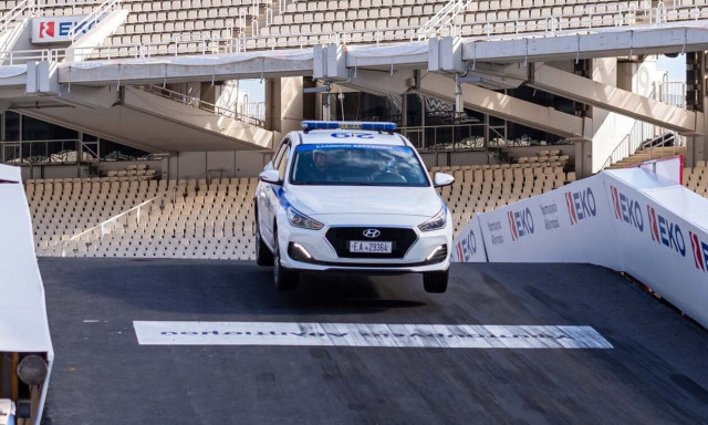 Kαι οχήματα της τροχαίας στην υπερειδική στο ΟΑΚΑ