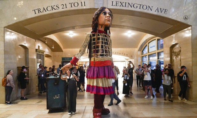 ΗΠΑ: Η τεράστια μαριονέτα Αμάλ, σύμβολο της προσφυγιάς, έφθασε στη Νέα Υόρκη