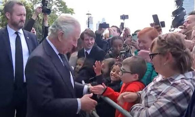 O βασιλιάς Κάρολος έγινε δεκτός με επευφημίες