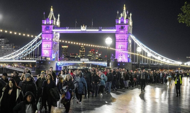 Ελισάβετ: 'Εφτασε στο μέγιστο όριο η ουρά - Συνελήφθη άνδρας που προσπάθησε να «αρπάξει» το φέρετρο