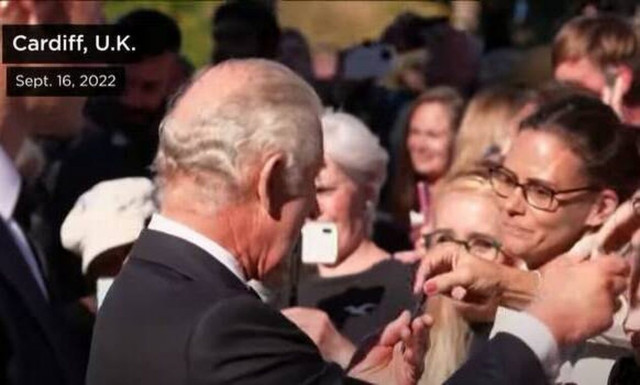 O βασιλιάς Kάρολος δέχεται ένα στυλό απο μία γυναίκα στο πλήθος