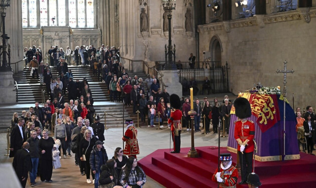 Βασίλισσα Ελισάβετ: Άνδρας όρμησε στο φέρετρο της - Στεκόταν στην ουρά αμίλητος για 14 ώρες