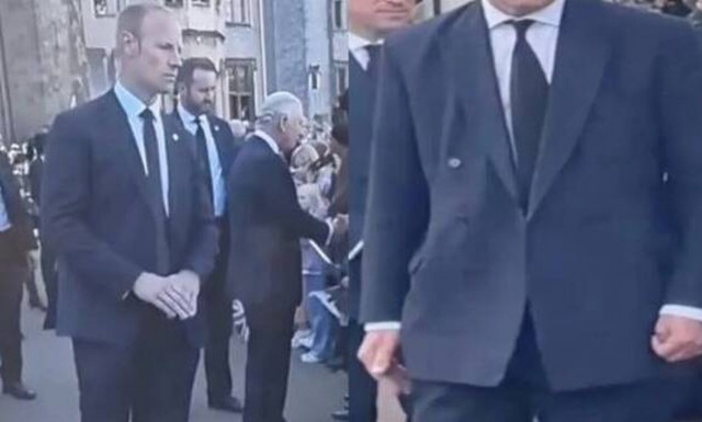 Τρομερή σύγχυση με το αν τα χέρια των σωματοφυλάκων του Βασιλιά Κάρολου είναι… ψεύτικα!