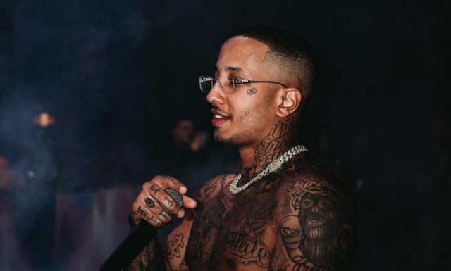 Σερβιτόρος, υποδοχή, χωρίς τατουάζ: Έτσι ήταν ο Light πριν γίνει διάσημος