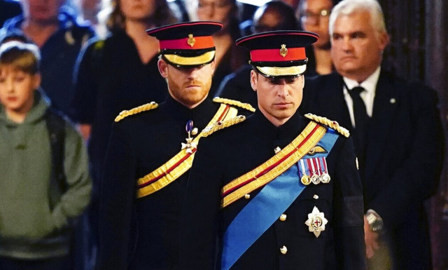 Συντετριμμένος είναι ο πρίγκιπας Χάρι μετά το «ξήλωμα» των διακριτικών από τη στολή του