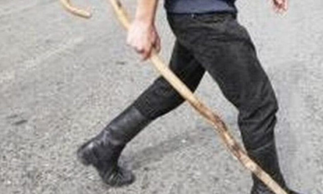 Άγριος καβγάς στην Κρήτη: Πλακώθηκαν στο ξύλο με κατσούνες και… κάβουρα!