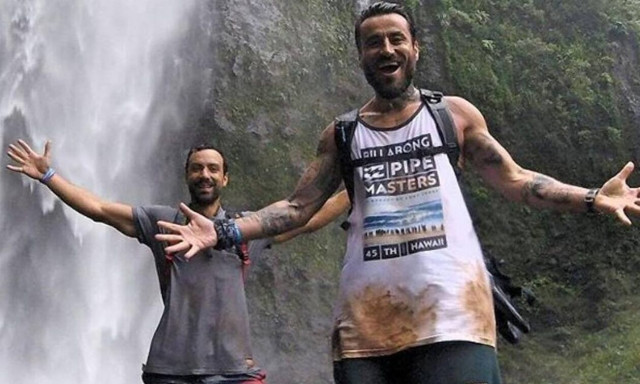 Σάκης Τανιμανίδης: Η θερμή αγκαλιά με τον Γιώργο Μαυρίδη – Έσπασε ο πάγος στα βαφτίσια των διδύμων