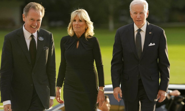 To ζεύγος Μπάιντεν καταφθάνει στη δεξίωση στο Μπάκιγχαμ