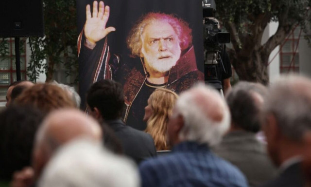 Κώστας Καζάκος: Σε κλίμα συγκίνησης η τελετή αποχαιρετισμού στην έδρα του ΚΚΕ