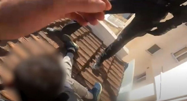 Βίντεο: Κινηματογραφική καταδίωξη διαρρήκτη στην Ομόνοια – Πηδούσε από ταράτσα σε ταράτσα