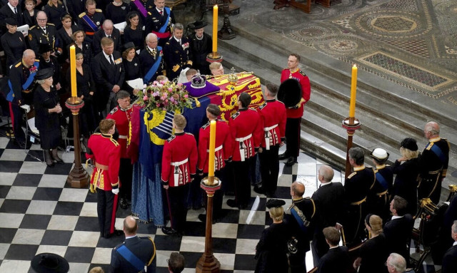 Βρετανία: Δίπλα στο σύζυγό της Φίλιππο αναπαύεται η Ελισάβετ (video)