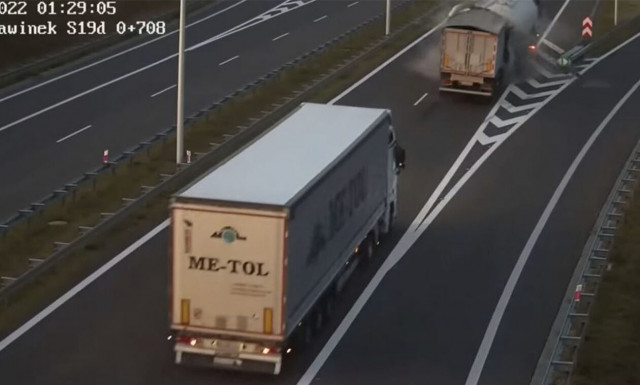 Απίστευτο τρακάρισμα με νταλίκα που έχασε την έξοδο