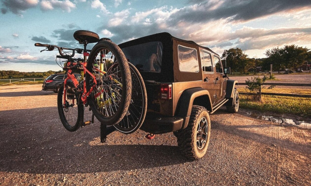 Αυτοκίνητο: Τι πρέπει να προσέξουν οι οδηγοί που χρησιμοποιούν σχάρες ποδηλάτων