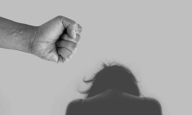 Λαμία: Έπιασε την πρώην γυναίκα του από το λαιμό μπροστά στο παιδί τους