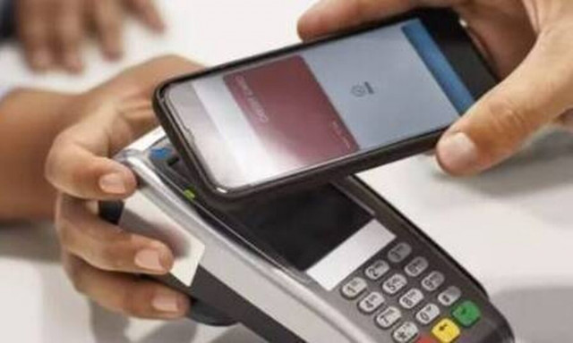 Προνοιακά επιδόματα: Πώς θα καταβάλλονται σε προπληρωμένη κάρτα