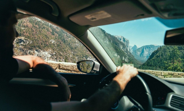 Αυτοκίνητο: Οι πιο επικίνδυνες συνήθειες κατά τη διάρκεια της οδήγησης