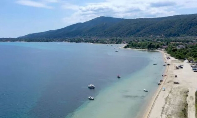 Βουρβουρού: Εναέριο ταξίδι στην πιο «διάσημη» παραλία της Χαλκιδικής