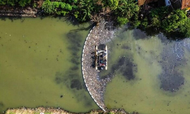 Το πλωτό φράγμα που εμποδίζει τόνους πλαστικού να καταλήξει στους ωκεανούς