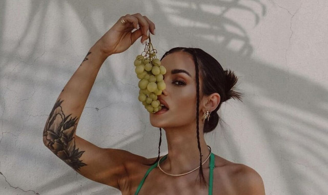 GNTM: Η παίκτρια με τα τατουάζ που ποζάρει έχοντας φρούτα στα επίμαχα σημεία