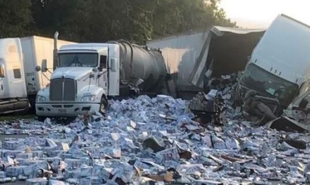 ΗΠΑ: Χιλιάδες κουτιά μπύρας έκλεισαν αυτοκινητόδρομο στη Φλόριντα μετά απο σύγκρουση