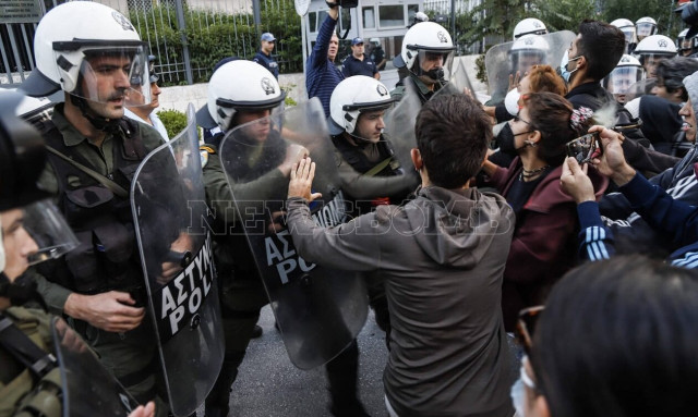 Ένταση στη συγκέντρωση διαμαρτυρίας στην Ιρανική πρεσβεία για τον θάνατο της Μαχσά Αμίνι