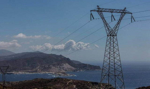 Γιατί το «χαράτσι» των 10 ευρώ στους ηλεκτροπαραγωγούς διχάζει τη βιομηχανία