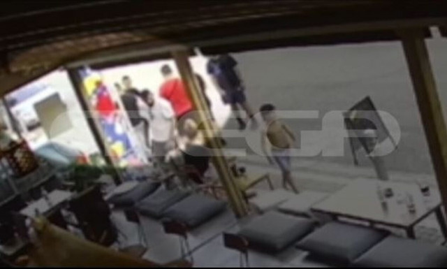 Βίντεο ντοκουμέντο: Νέα επίθεση από συμμορία ανηλίκων - Σε καφετέρια βρήκε καταφύγιο το θύμα