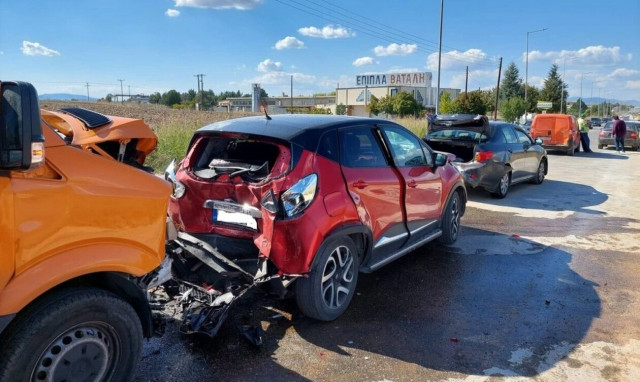 Λάρισα: Καραμπόλα με τρεις τραυματίες
