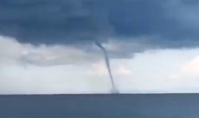 Χαλκιδική: Υδροστρόβιλος «χτύπησε» το Άγιο Όρος (video)