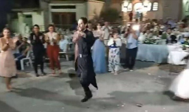 Ηράκλειο: Νεαρός μοναχός άφησε άφωνους τους πάντες σε Κρητικό γλέντι!