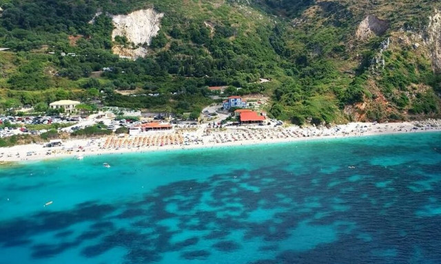 Πετανοί Κεφαλονιάς: Η παραλία που άφησε πίσω του ο σεισμός του 1953