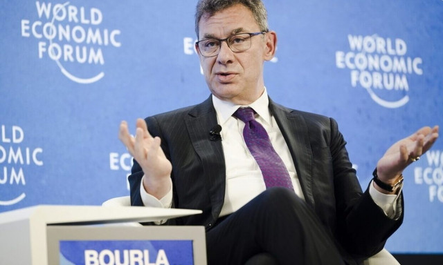 Άλμπερτ Μπουρλά: Θετικός στον κορονοϊό για δεύτερη φορά ο CEO της Pfizer