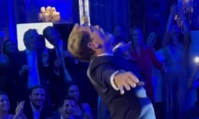 Παύλος Γλύξμπουργκ: Χορεύει ζεϊμπέκικο στο Λονδίνο πέντε ημέρες μετά την κηδεία της Ελισάβετ (vid)