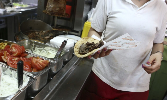 Σουβλατζίδικο στο Δουβλίνο, προσφέρει «τρελό» μισθό για Έλληνα «τυλιχτή»