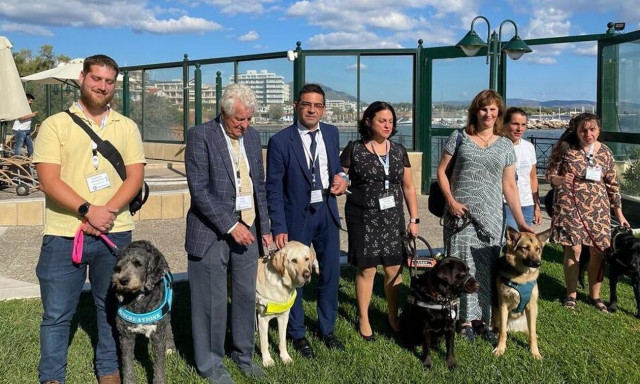 Ενισχύεται ο θεσμός των σκύλων-οδηγών - Πάγιο αίτημα των πολιτών με πρόβλημα όρασης