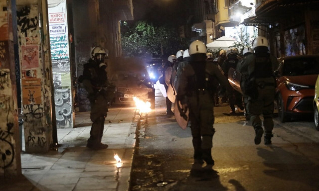 H ανακοίνωση της ΕΛ.ΑΣ για τις επιθέσεις σε βάρος αστυνομικών στα Εξάρχεια