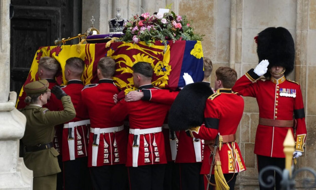 Βασίλισσα Ελισάβετ: Ξεπουλάει το βιβλίο με την προφητεία του Νοστράδαμου ότι «θα πεθάνει στα 96 της»