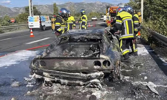 Μία Ferrari F355 έγινε στάχτη στα καλά καθούμενα (vid)